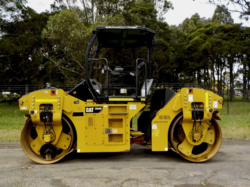 2016 Caterpillar CB44B Articulated Twin Smooth Drum Roller