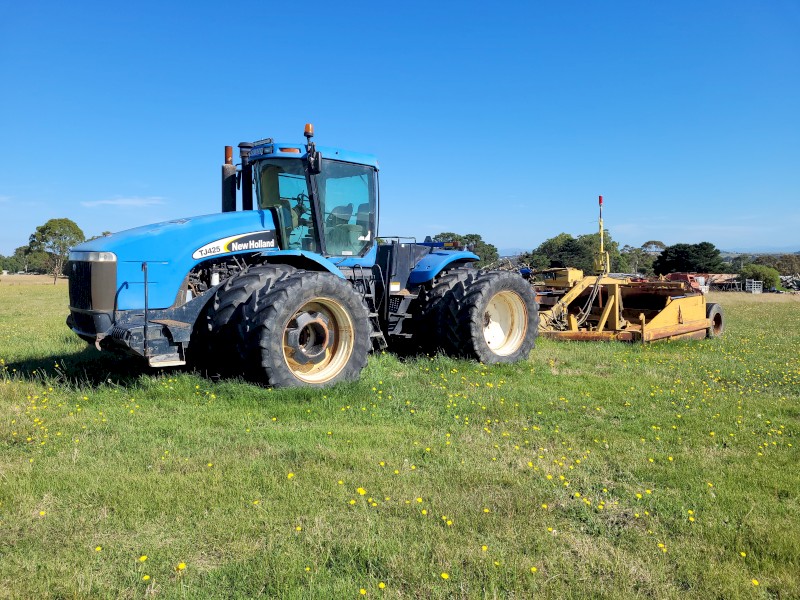 New Holland TJ425 Tractor with O'Brien Laser Bucket Farm Tender