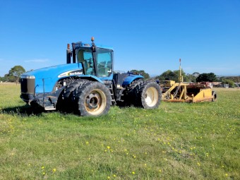 New Holland TJ425 Tractor with O'Brien Laser Bucket