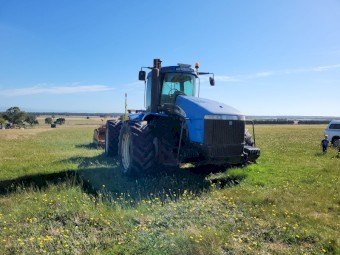 New Holland TJ425 Tractor with O'Brien Laser Bucket