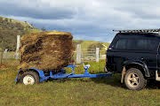 Round hay bale trailer