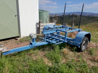 Round hay bale trailer