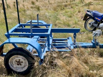 Round hay bale trailer