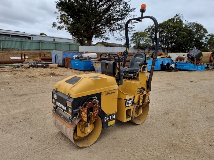 Cat CB-114 vibrating Roller