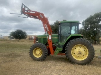 John Deere 7600 Tractor and Front End Loader 