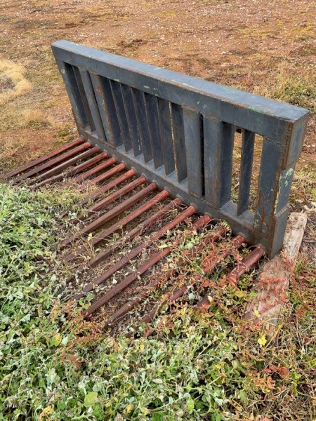 Rock/stick/hay/silage bucket for loader