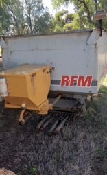 2400 Series mounted double shoot airseeder box