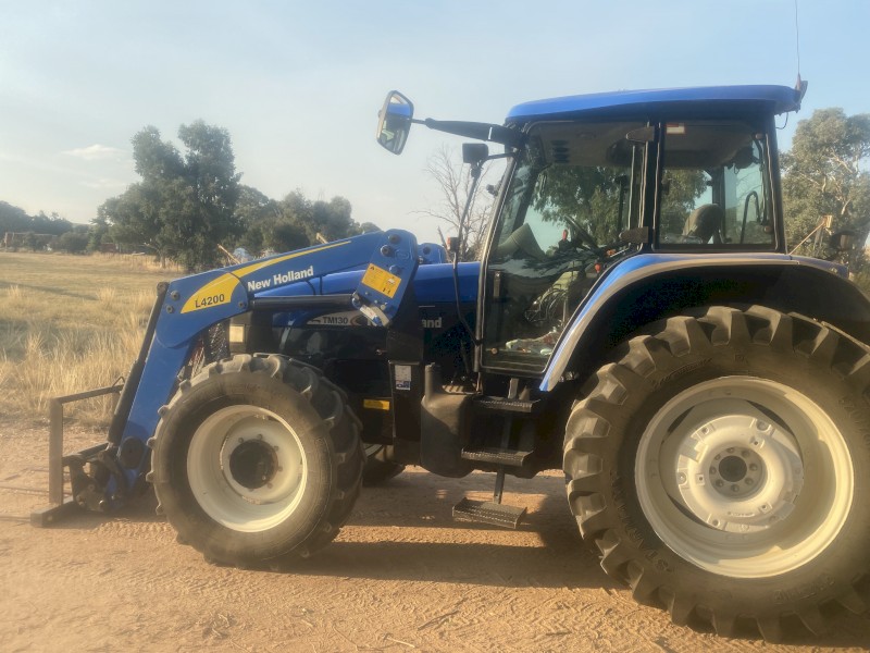 New Holland TM130 Tractor & Loader