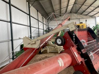 Farm King 1070 Swing Away Auger