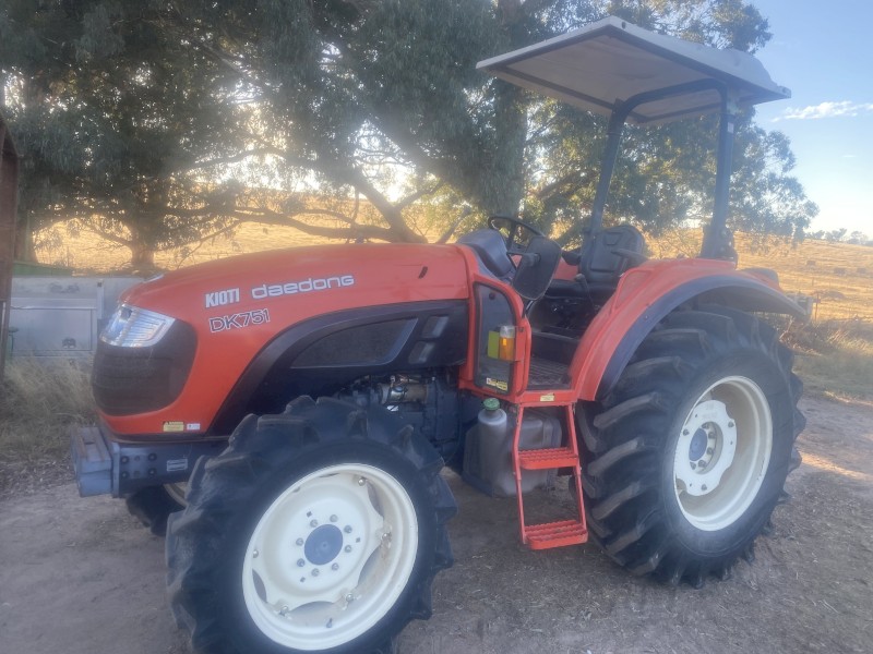 Kioto Danedong dk 751 tractor 700 hrs