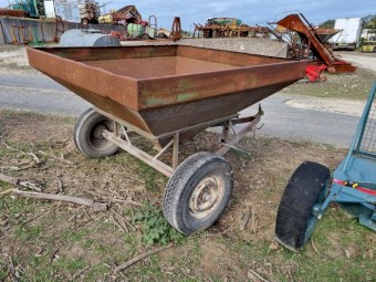 Trailing Sheep Feeder