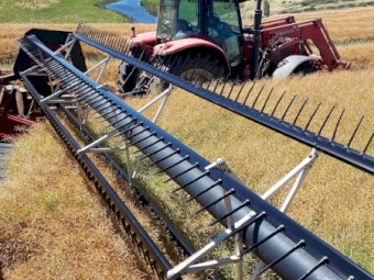 Case IH 8220 - 25ft PTO Windrower