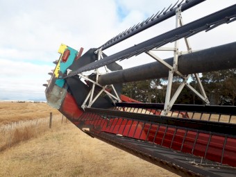 Case IH 8220 - 25ft PTO Windrower