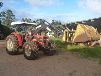 90HP 4WD TRACTOR WITH LOADER BUCKET AND PALLET FORKS.
