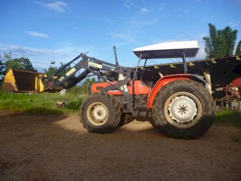 90HP 4WD TRACTOR WITH LOADER BUCKET AND PALLET FORKS.