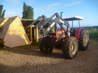 90HP 4WD TRACTOR WITH LOADER BUCKET AND PALLET FORKS.