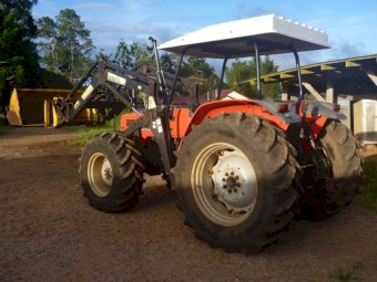 90HP 4WD TRACTOR WITH LOADER BUCKET AND PALLET FORKS.