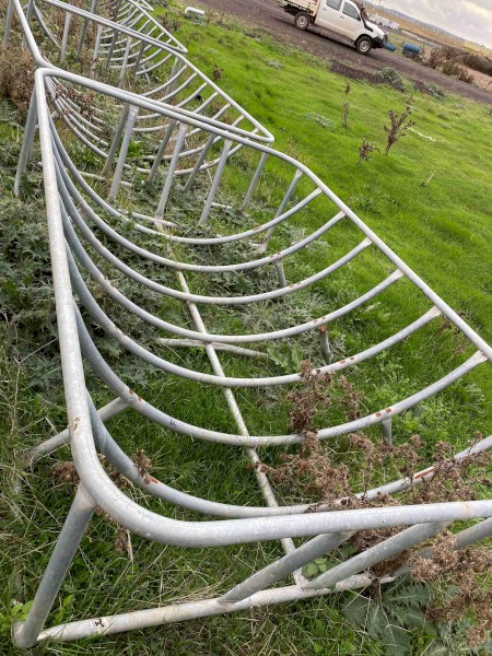 Round bale hay racks