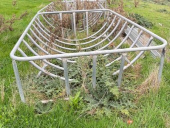 Round bale hay racks
