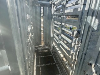 Air operated Clipex cattle crush