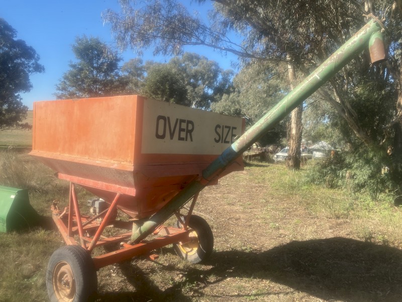 Grain feed out bin with auger