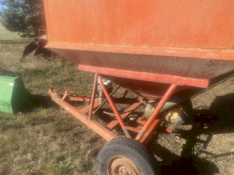 Grain feed out bin with auger