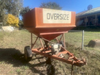 Grain feed out bin with auger