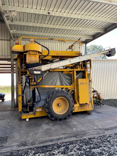 UR 800 Series Grape Harvester