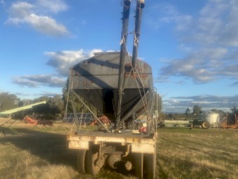 Isuzu Truck with 10 tonne Grouper