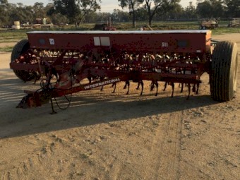 International 511 Combine