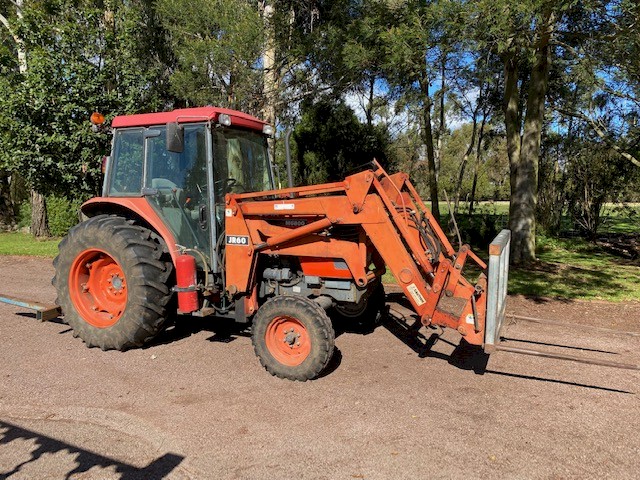 2001 Kubota M6800 with FEL