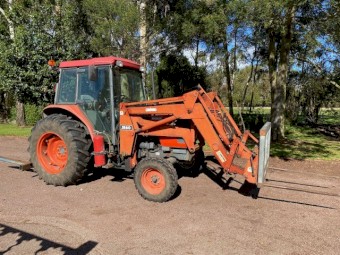 2001 Kubota M6800 with FEL