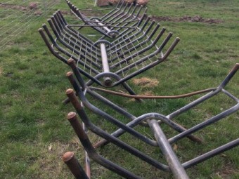 Hay feeders x4 will not separate