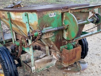 Crump Messmate Fertiliser Spreader
