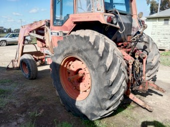 International 886 Loader Tractor