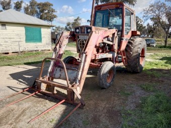 International 886 Loader Tractor