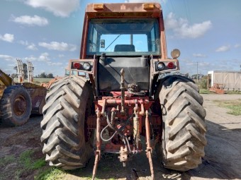 International 886 Loader Tractor