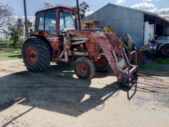 International 886 Loader Tractor