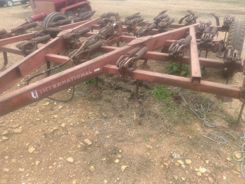 International 211 Scarifier 29 tyne