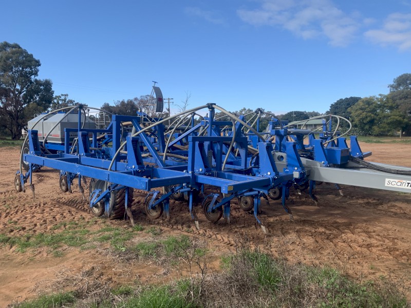 2014 Gason Air Seeder - 8m Scaritill Bar and 1850 Rear Tow Cart