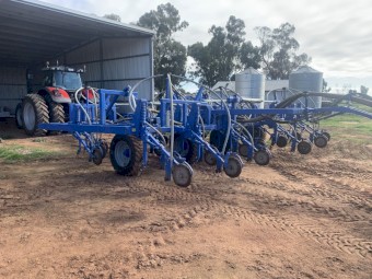 2014 Gason Air Seeder - 8m Scaritill Bar and 1850 Rear Tow Cart