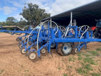 2014 Gason Air Seeder - 8m Scaritill Bar and 1850 Rear Tow Cart