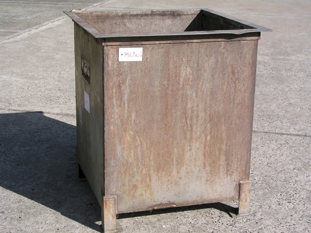 H.D. SS TANK WITH REINFORCED LEGS & STEEL PLATE AT THE BOTTOM