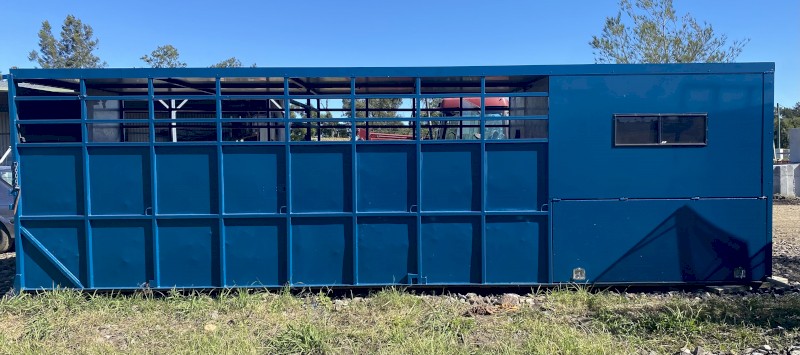 Dual Purpose Stock & Horse Crate with Living & Saddle Box