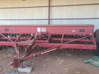 WANTED International 511 28 Row Combine