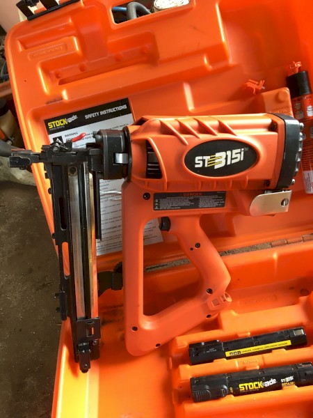 Stockade fencing stapler