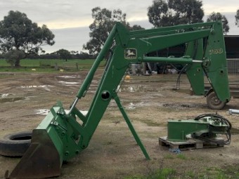 John Deere 740 Loader
