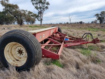 International 511 Combine