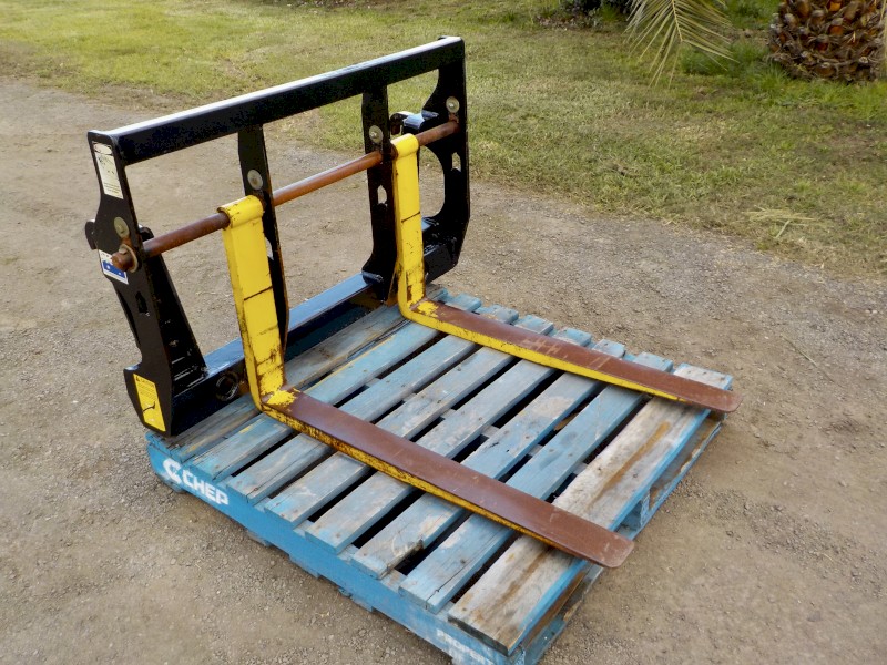 Challenger Multi Carriage 2500kg Forklift/Round Bale Spike Attachment