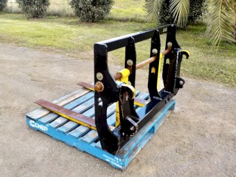 Challenger Multi Carriage 2500kg Forklift/Round Bale Spike Attachment